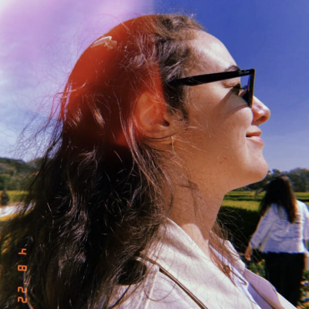 Julia Rosa — Atendimento e Social Media